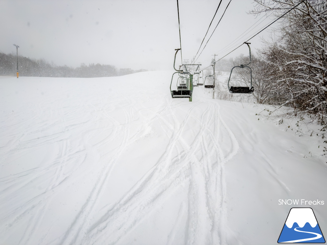 音威富士スキー場｜気が付けばナイター照明が灯り、夕暮れ滑走。プライベート感覚で滑れる道北のローカルゲレンデ！